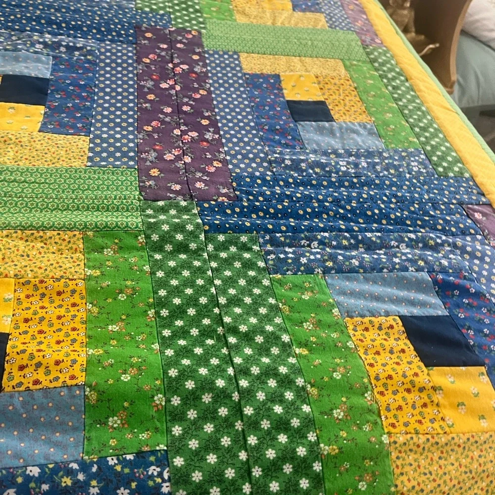 HANDMADE QUILT Pieced LOG CABIN COURTHOUSE STEP Colorful Patchwork Retro